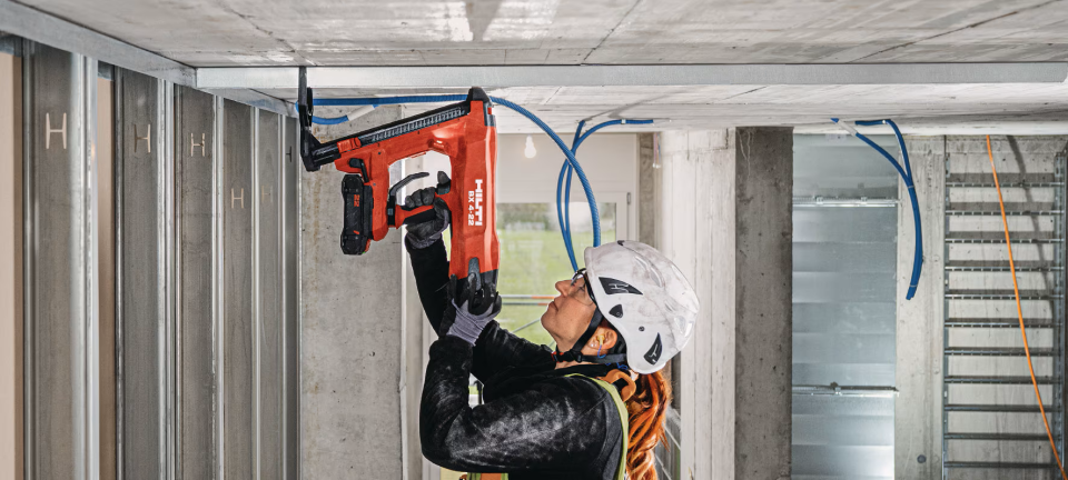 HILTİ  BX 4-22 AKÜLÜ BETON ÇİVİ ÇAKMA TABANCASI  + B 22-85 BATARYA + C 6-22 ŞARJ CİHAZI + 1 KUTU B-XC-27mm ÇİVİ
